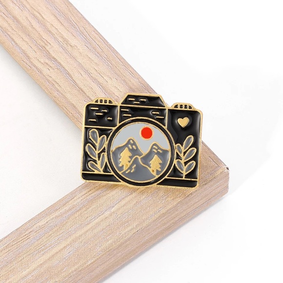 🎉 New Mountain View Camera Enamel Pin - Picture 6 of 7